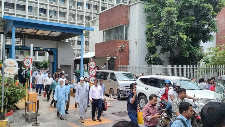 হঠাৎ সচিবালয় ছাড়ছেন কর্মকতা কর্মচারীরা হঠাৎ সচিবালয় ছাড়ছেন কর্মকতা কর্মচারীরা