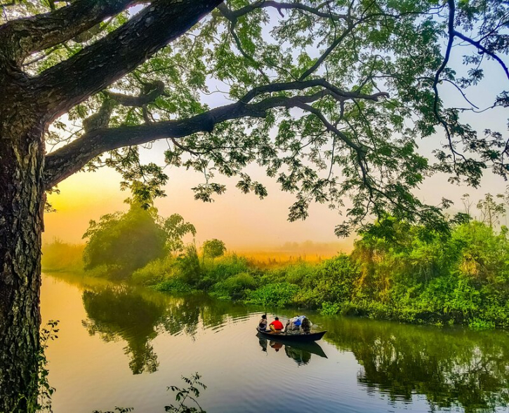 নদীতে নৌকায় ভ্রমণের মনোরম দৃশ্য নদীতে নৌকায় ভ্রমণের মনোরম দৃশ্য