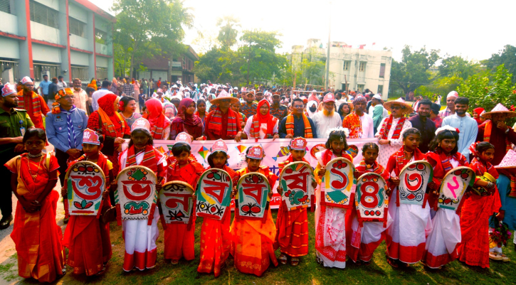 বাংলার ঢাক-ঢোল বাজিয়ে ১লা বৈশাখ উদযাপন বাংলার ঢাক-ঢোল বাজিয়ে ১লা বৈশাখ উদযাপন