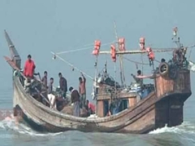 চাঁদা দিয়ে বিশেষ টোকেন সংগ্রহ করলে ডাকাত থেকে রক্ষা পান জেলেরা।