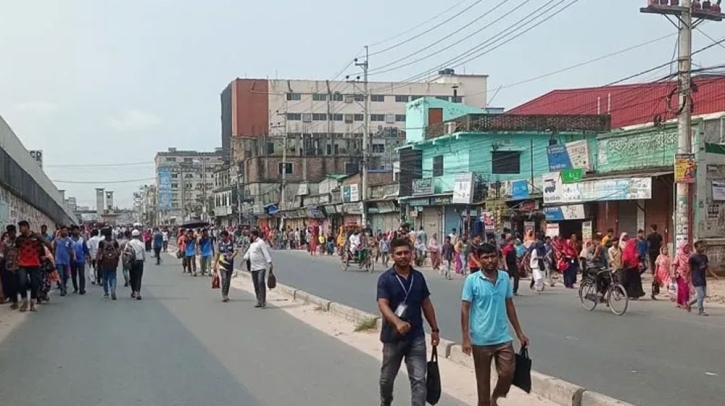 রোওয়া ফ্যাশনের শ্রমিকদের অবরোধে স্থবির যান চলাচল