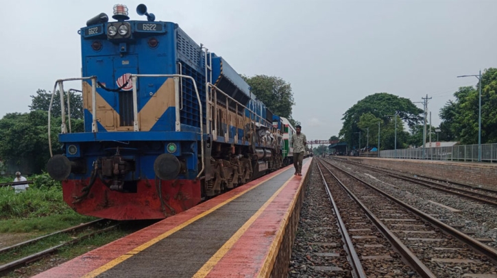 ৬ ঘণ্টা পর ঢাকা-উত্তরাঞ্চল ট্রেন চলাচল শুরু