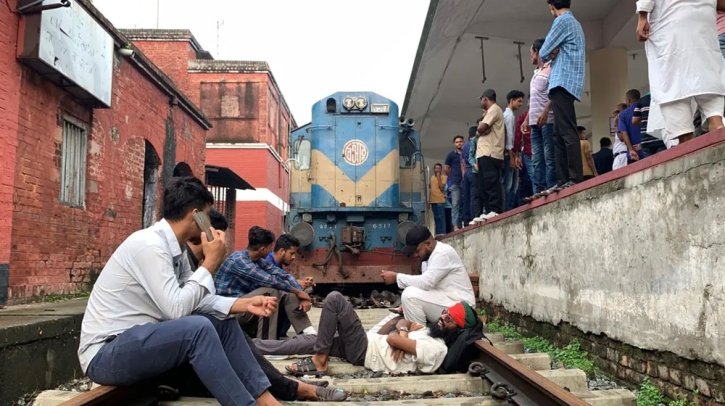 সরকারি বিশেষ ট্রেনের মান পছন্দ না হওয়ায় রাজশাহীতে শিক্ষার্থীদের বিক্ষোভ সরকারি বিশেষ ট্রেনের মান পছন্দ না হওয়ায় রাজশাহীতে শিক্ষার্থীদের বিক্ষোভ