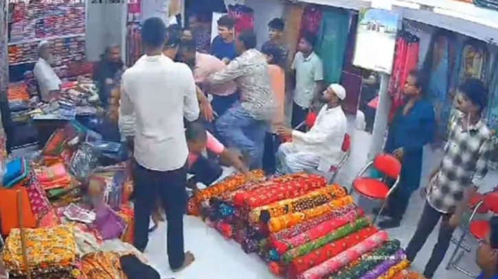 বরগুনায় সমন্বয়ক পরিচয়ে ব্যবসায়ীকে মারধর বরগুনায় সমন্বয়ক পরিচয়ে ব্যবসায়ীকে মারধর