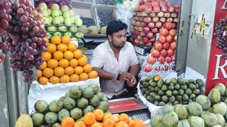 বাজারে ফলের দাম আকাশছোঁয়া, সিন্ডিকেটকে দায়ী করছেন বিক্রেতারা বাজারে ফলের দাম আকাশছোঁয়া, সিন্ডিকেটকে দায়ী করছেন বিক্রেতারা