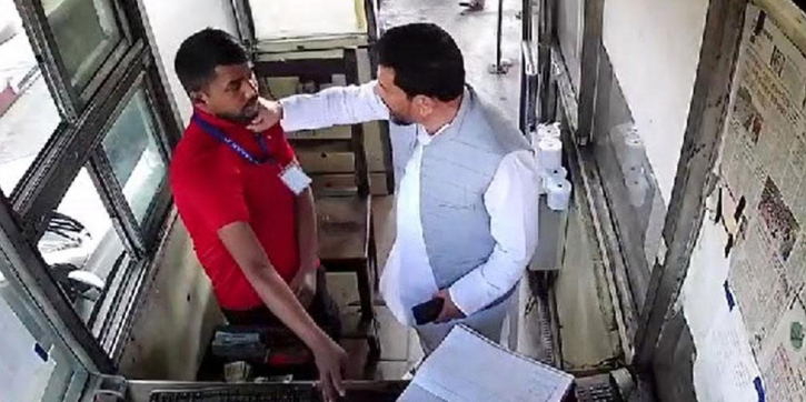 টোল নিতে দেরি করায় টোলপ্লাজা কর্মীকে লাঞ্ছিত করলেন বিএনপি নেতা টোল নিতে দেরি করায় টোলপ্লাজা কর্মীকে লাঞ্ছিত করলেন বিএনপি নেতা