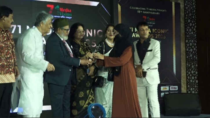 ৭১ মিডিয়া আইকনিক অ্যাওয়ার্ড পেল দেশ টিভির সাংবাদিক শাহাদাত নিশাদ