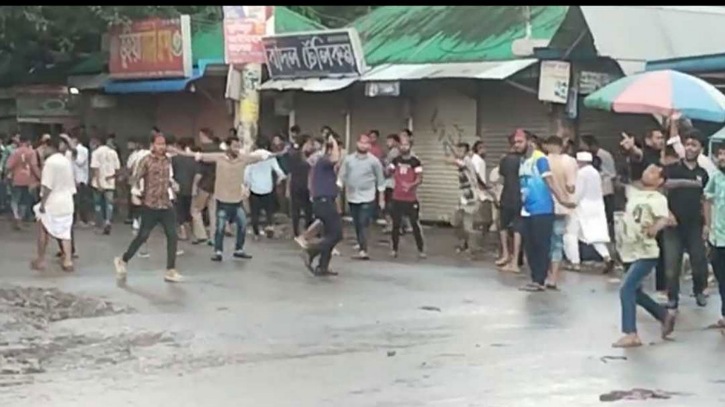 আসিফ মাহমুদের সমর্থকদের ওপর ইট-পাটকেল নিক্ষেপ, ধাওয়া-পাল্টা ধাওয়া আসিফ মাহমুদের সমর্থকদের ওপর ইট-পাটকেল নিক্ষেপ, ধাওয়া-পাল্টা ধাওয়া