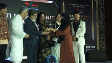 ৭১ মিডিয়া আইকনিক অ্যাওয়ার্ড পেল দেশ টিভির সাংবাদিক শাহাদাত নিশাদ