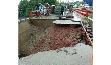 প্রবল জোয়ারে রামগতি গাবতলী খালের ওপরের ব্রিজের একপাস ধসে পড়েছে।