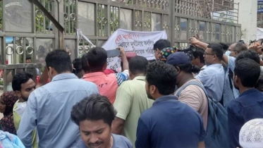 মাইলস্টোন স্কুল অ্যান্ড কলেজে প্রবেশে সাংবাদিক ও অভিভাবকদের বাধা