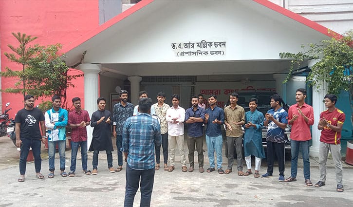 ‘ডাকসু হলো, রাকসু হলো, চাকসু কেন থেমে গেল’ ‘ডাকসু হলো, রাকসু হলো, চাকসু কেন থেমে গেল’