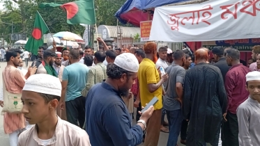 চাকরিতে পুনর্বহালের দাবিতে রাজধানীর শাহবাগ মোড় অবরোধ করেছেন সাবে