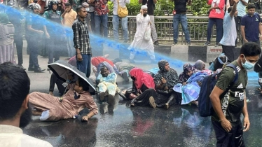 প্রেসক্লাবের সামনে আন্দোলনকারীদের ছত্রভঙ্গ করল পুলিশ, জলকামান–সাউন্ড গ্রেনেড নিক্ষেপ