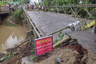 পাহাড়ি ঢলে ধসে পড়েছে মিরসরাইয়ের বেইলি সেতু, বন্ধ মিরসরাই-ফটিকছড়ি