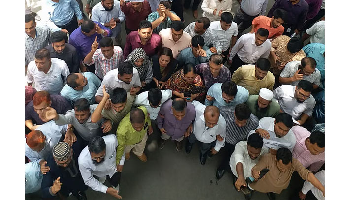 নতুন কর্মসূচি দিয়েছেন সচিবালয়ের আন্দোলনকারী কর্মচারীরা নতুন কর্মসূচি দিয়েছেন সচিবালয়ের আন্দোলনকারী কর্মচারীরা
