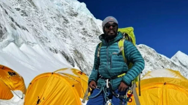 হেঁটে কক্সবাজার থেকে এভারেস্ট চূড়ায় শাকিল