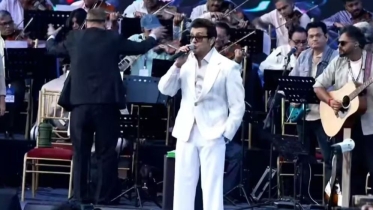 কনসার্টে আজানের আগে গান থামিয়ে প্রশংসায় ভাসছেন সনু নিগম কনসার্টে আজানের আগে গান থামিয়ে প্রশংসায় ভাসছেন সনু নিগম