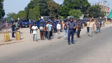 উত্তরা ইপিজেডে চার কারখানা বন্ধের ঘোষণায় শ্রমিকদের বিক্ষোভ উত্তরা ইপিজেডে চার কারখানা বন্ধের ঘোষণায় শ্রমিকদের বিক্ষোভ