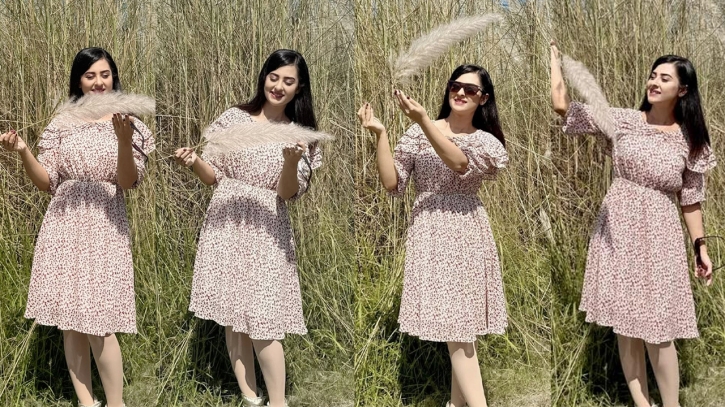 কাশফুলের শুভ্রতায় বুবলী