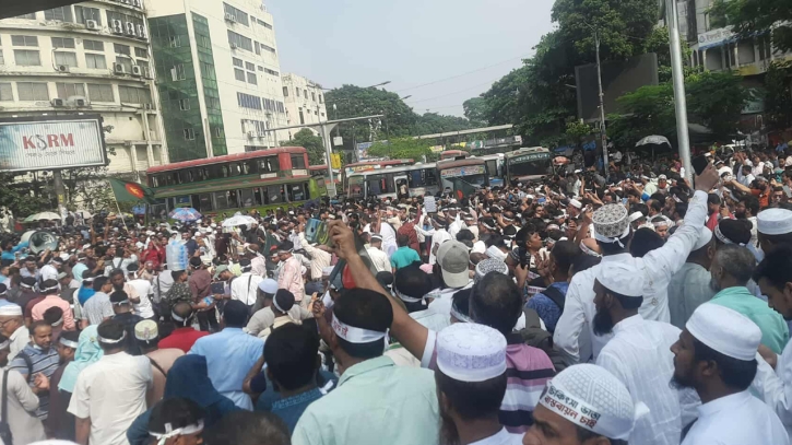 ব্যারিকেড ভেঙে শাহবাগে অবস্থান শিক্ষকদের, যান চলাচল বন্ধ ব্যারিকেড ভেঙে শাহবাগে অবস্থান শিক্ষকদের, যান চলাচল বন্ধ