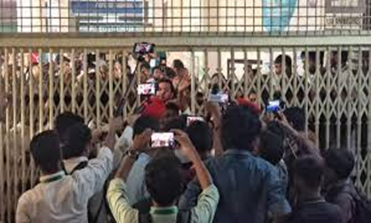 চাকসু নির্বাচন: ছাত্রশিবিরের বিরুদ্ধে আচরণবিধি লঙ্ঘনের অভিযোগকে কেন্দ্র করে উত্তেজনা চাকসু নির্বাচন: ছাত্রশিবিরের বিরুদ্ধে আচরণবিধি লঙ্ঘনের অভিযোগকে কেন্দ্র করে উত্তেজনা