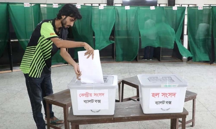 অভিযোগের মধ্যে জাকসুর ভোটগ্রহণ শেষ, সিনেট হলে নেওয়া হচ্ছে ব্যালট
