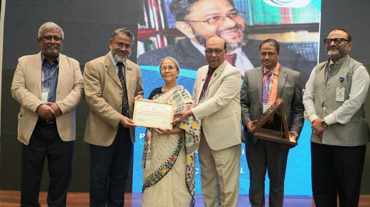 ইস্টার্ন ইউনিভার্সিটির উপাচার্য আইপিএম এডুকেশন লিডারশিপ অ্যাওয়ার্ড ২০২৫ লাভ করেন