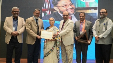 ইস্টার্ন ইউনিভার্সিটির উপাচার্য আইপিএম এডুকেশন লিডারশিপ অ্যাওয়ার্ড ২০২৫ লাভ করেন