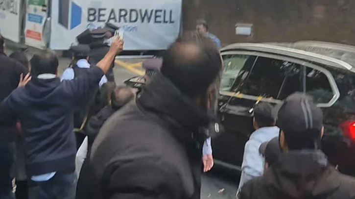 লন্ডনে উপদেষ্টা মাহফুজ আলমের গাড়িতে ডিম নিক্ষেপ