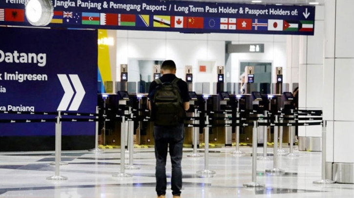 মালয়েশিয়ায় প্রবেশে ঘুষ, কর্মকর্তাসহ গ্রেফতার ৩০