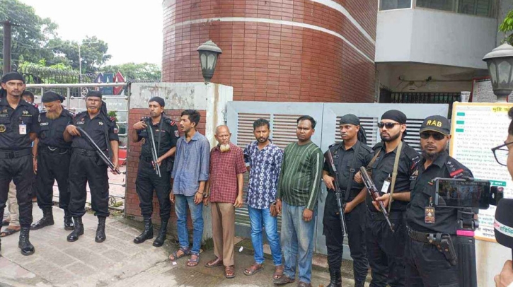 আগারগাঁও পাসপোর্ট অফিসে দালাল ধরতে র্যাবের অভিযান আগারগাঁও পাসপোর্ট অফিসে দালাল ধরতে র্যাবের অভিযান