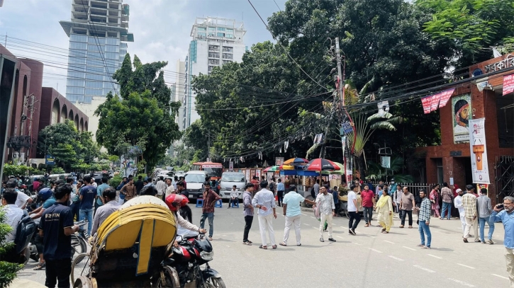 তিতুমীর কলেজ শিক্ষার্থীদের সড়ক অবরোধ, যান চলাচল ব্যাহত তিতুমীর কলেজ শিক্ষার্থীদের সড়ক অবরোধ, যান চলাচল ব্যাহত