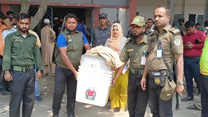 বগুড়া-৬ আসনের উপনির্বাচন কাল: কেন্দ্রে পৌঁছাচ্ছে ভোটের সরঞ্জাম, প্রস্তুতি সম্পন্ন